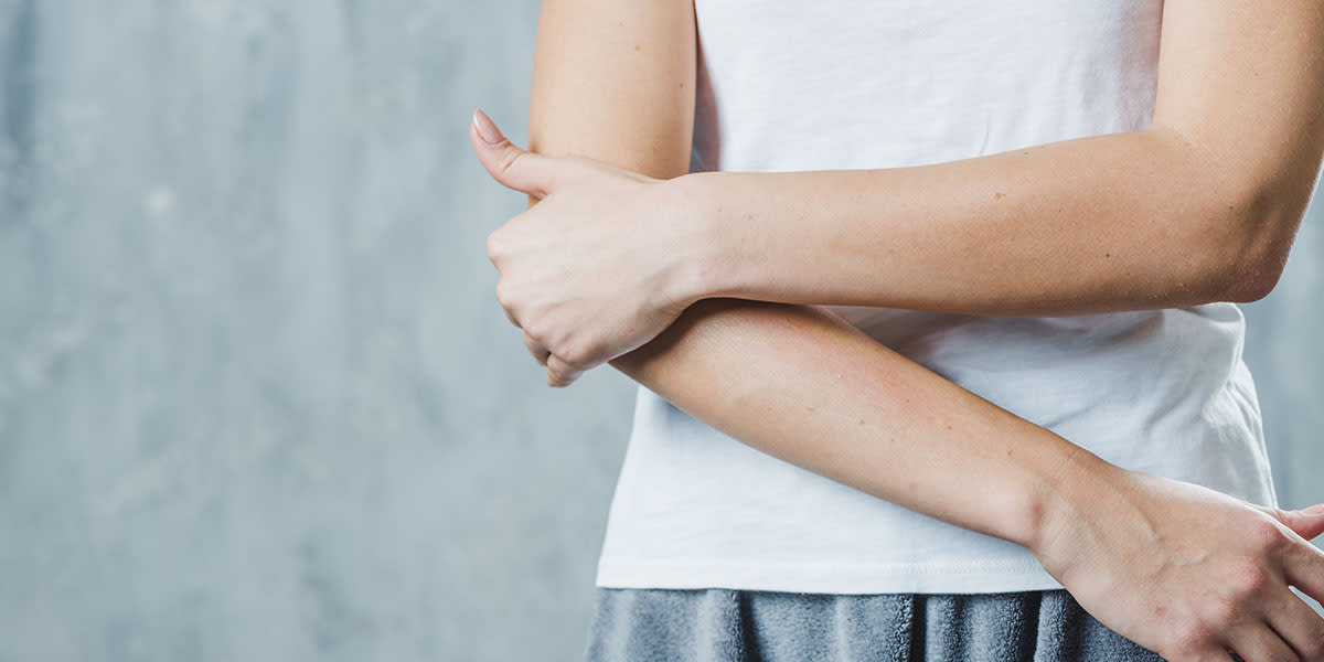 Dolori alle braccia: sintomi, cause e rimedi