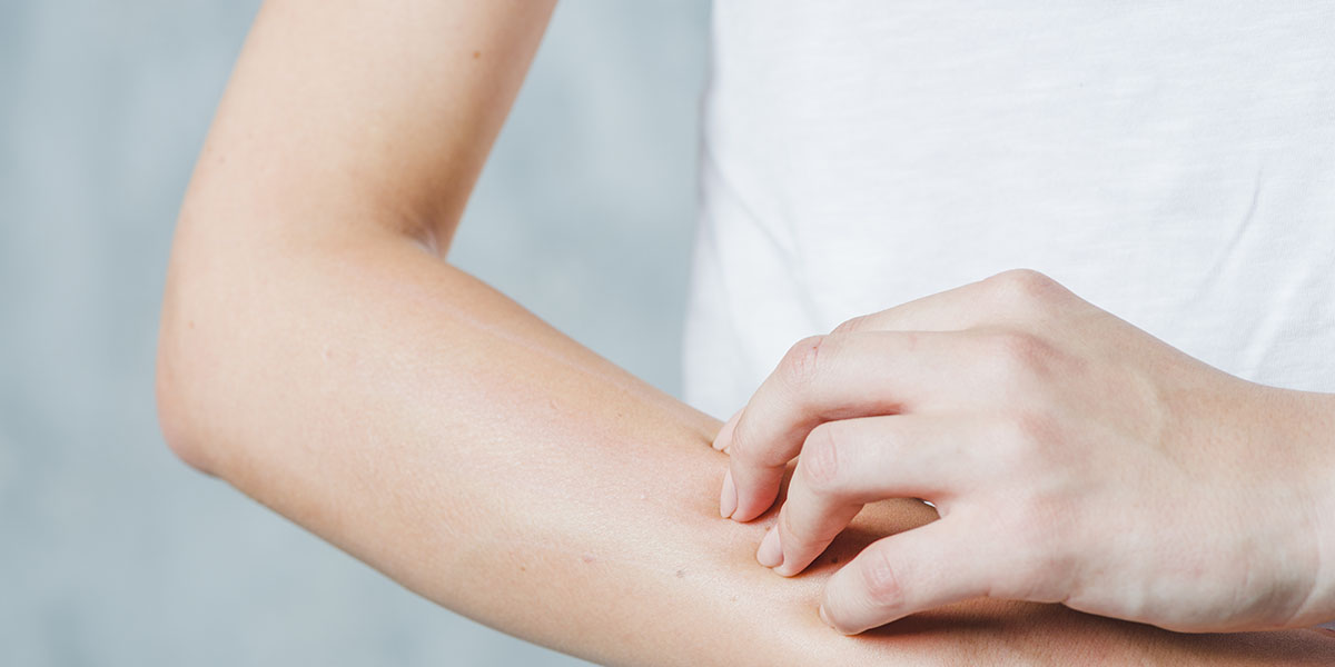 Dolori alle braccia: ecco sintomi, cause e rimedi per ridurli