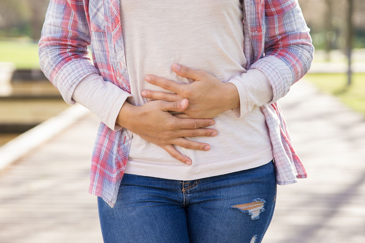 Ragazza con sindrome del colon irritabile
