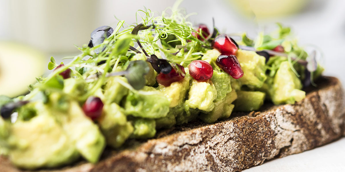 Pane con avocado e melograno